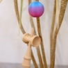 Jucarie Interactiva Kendama, din Lemn, 18 cm, Joc de Indemanare pentru Copii si Adulti, Model Gradient 1, Roz/Mov/Albastru