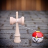 Jucarie Interactiva Kendama Rege, din Lemn, 18 cm, Joc de Indemanare pentru Copii si Adulti, Model Bicolor cu Maner Maro, Rosu A
