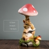 Decoratiune pentru Gradina, Lumini LED cu Incarcare solara, 19.5 x 9.5 x 9.5 cm, Model Ciuperca cu Veverita care Citeste, Maro