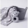 Set cadou pentru bebeluși cu ursuleț de pluș 20 cm, zornăitoare și păturică de somn în coș elegant, culoare gri, cadou ideal pen