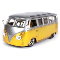 Macheta metalica Bburago 1:32 Volkswagen Van ''Samba''
